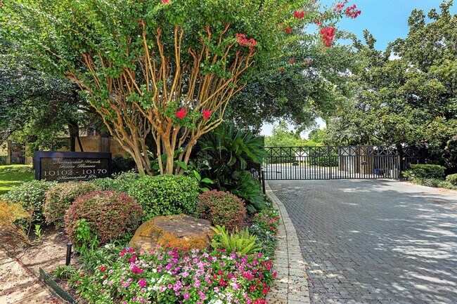 Building Photo - 10158 Memorial Dr