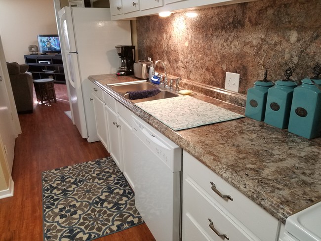 Foto del edificio - Clayton Manor Town Homes & Corp Apartments