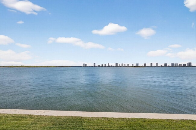 Foto del edificio - 100 Shore Ct