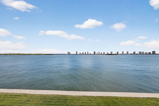 Building Photo - 100 Shore Ct
