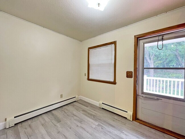 Foto del edificio - Spacious 5 Bedroom with New Paint and LVP ...