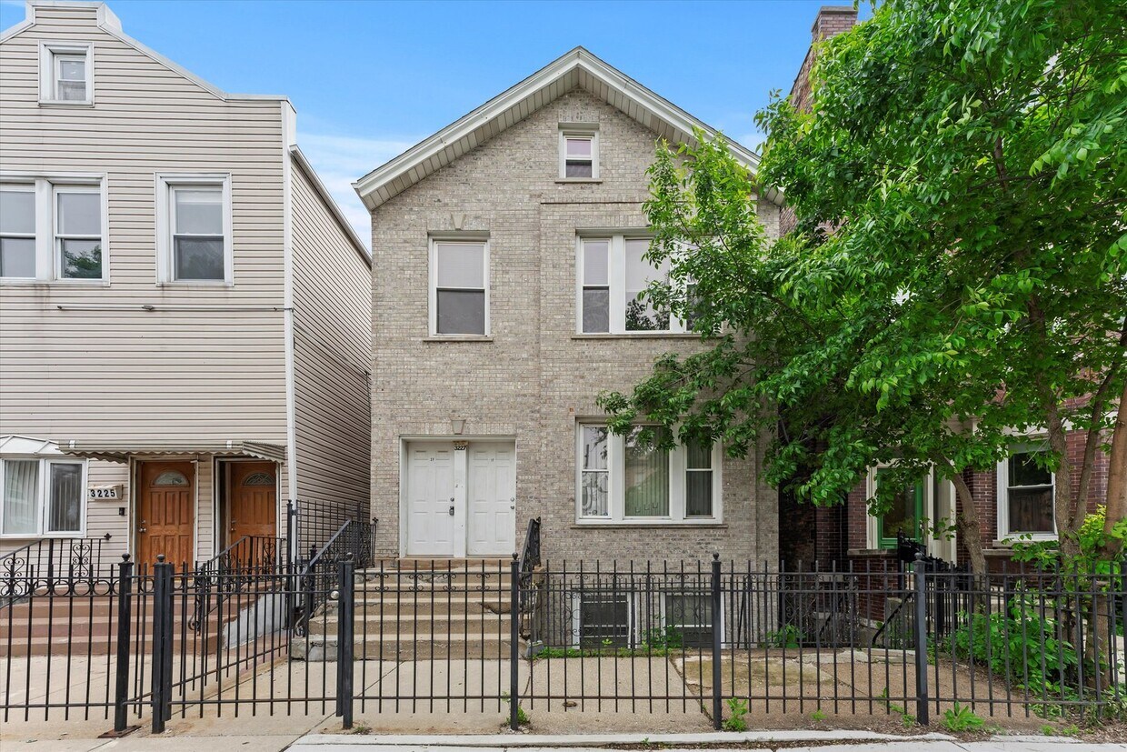 Foto principal - 3227 S Lituanica Ave
