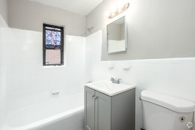 2BR, 1BA - 565SF - Bathroom - 1625-1633 Morris Rd SE