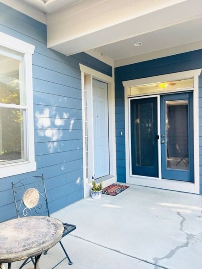 Building Photo - 3 bed 2 bath Ranch - Amazing Location in L...
