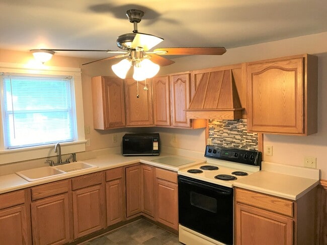 Building Photo - Lovely 3 Bedroom/2 Bathroom… Waiting for Y...