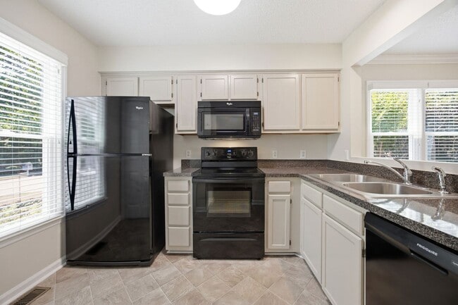 Building Photo - Beautiful End-Unit Townhome with Fresh Updates in Convenient Raleigh Location!