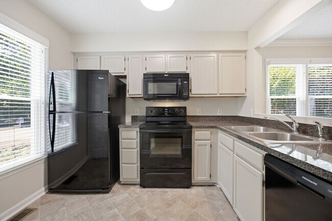 Foto del edificio - Beautiful End-Unit Townhome with Fresh Updates in Convenient Raleigh Location!