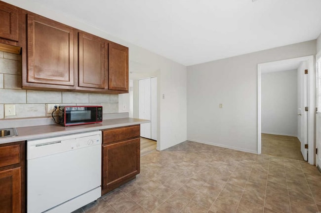 Kitchen/dining area - 4 E Rock Creek Mnr