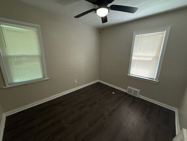 Foto del edificio - This beautifully updated 3-bedroom, 1-bath...