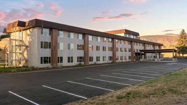 Foto del edificio - 1 bed 1 bath end unit apartment on the 3rd floor