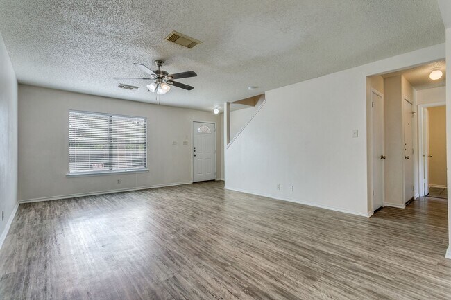 Foto del edificio - 3-BEDROOM HOME IN CANDLEWOOD PARK