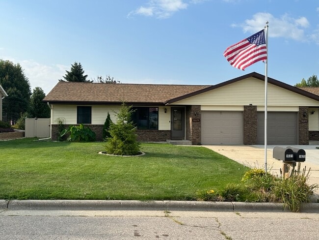 Building Photo - 1621 Southridge Dr