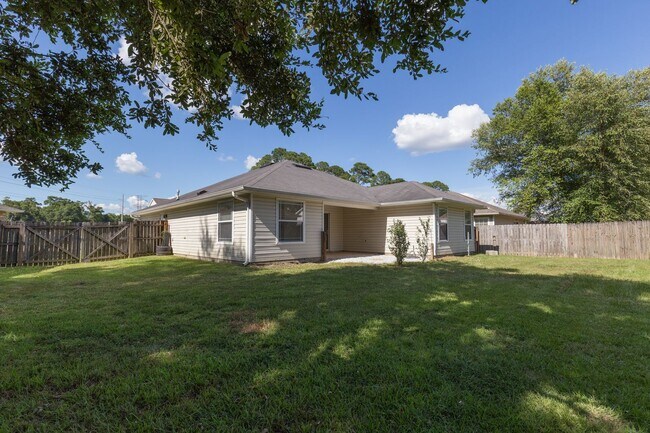 Foto del edificio - Centrally located 3 bedroom home