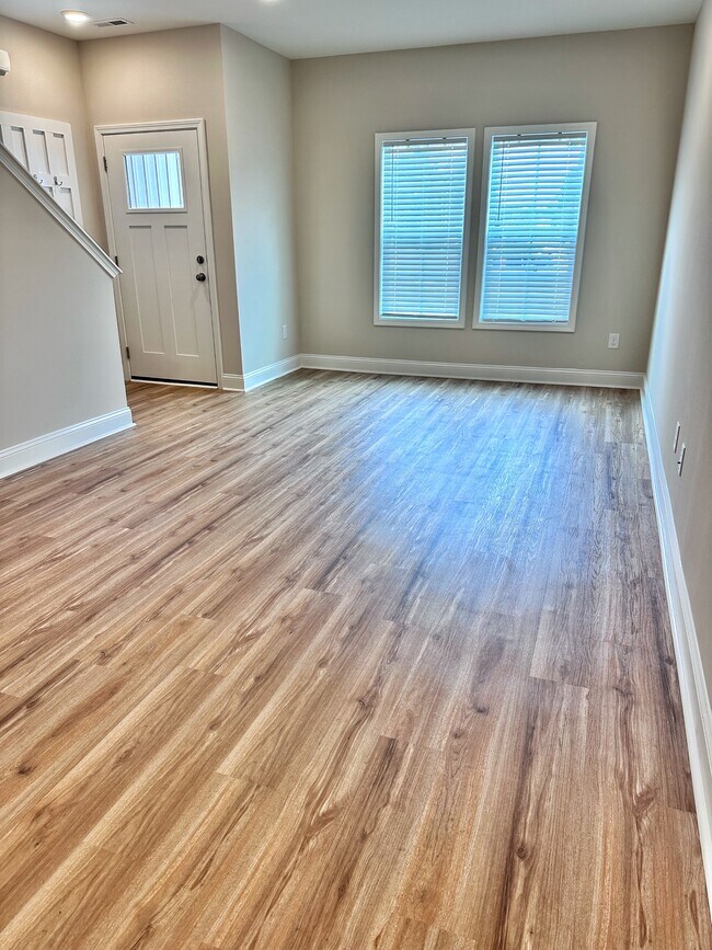 Foto del edificio - 175 Loren Rd