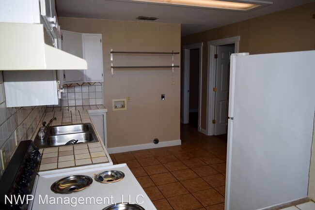 Building Photo - 2 br, 1 bath House - 102 W. Duvall