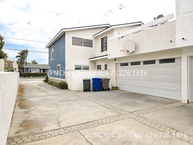 Building Photo - 2121 Gates Ave