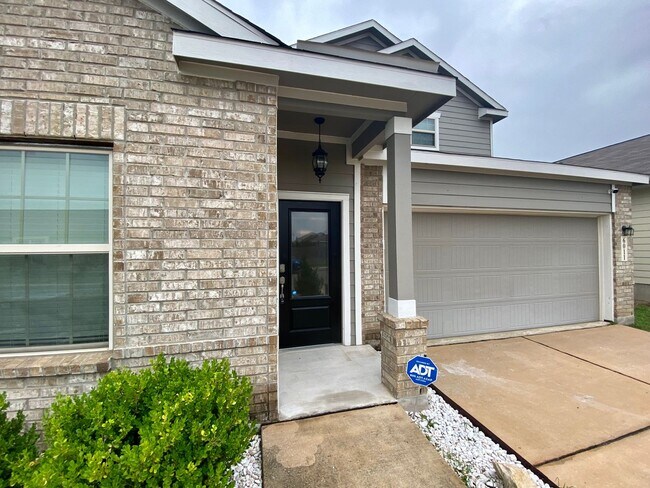 Foto del edificio - Welcome to This 5BR/ 2.5 BA Move-in Ready ...