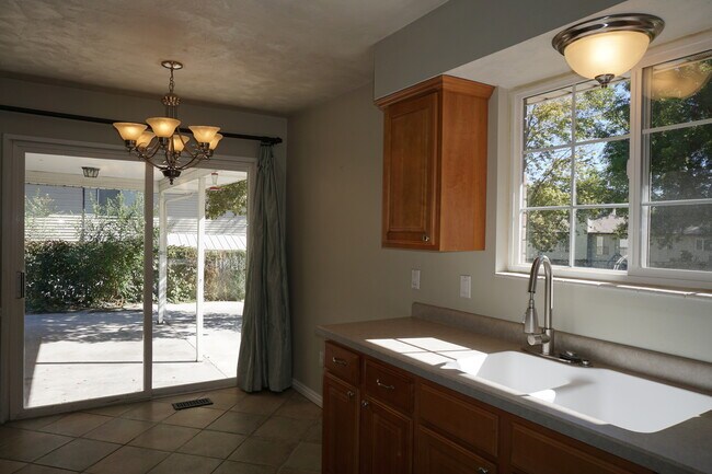Building Photo - Quiet 5 Bedroom 3 Bath West Jordan Home