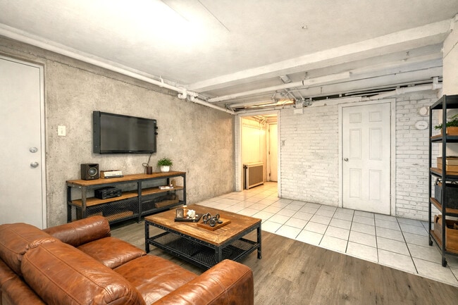 Foto del edificio - 4858 S Springfield Ave