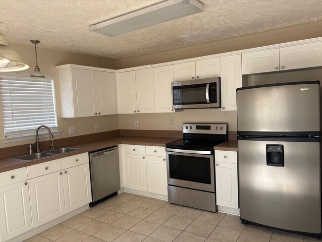 Building Photo - AVAILABLE NOW!