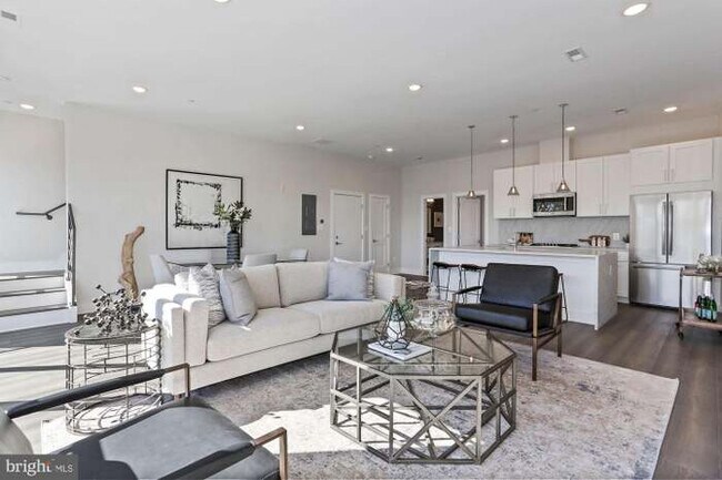 Building Photo - 1255 Penn St NE