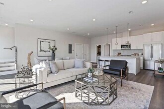 Building Photo - 1255 Penn St NE