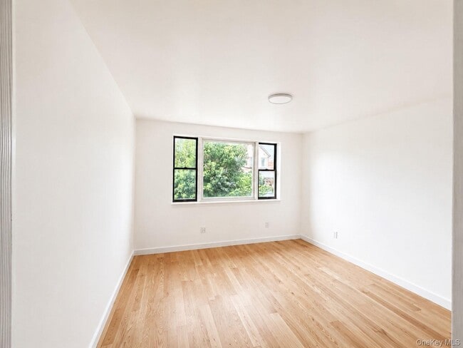 Foto del edificio - 69-23 59th Rd