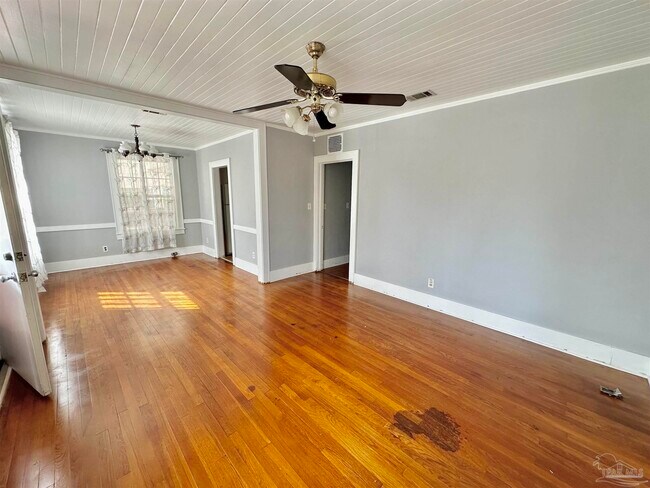 Building Photo - 912 E Hernandez St