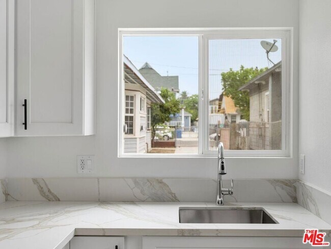 Foto del edificio - 1220 W 25th St