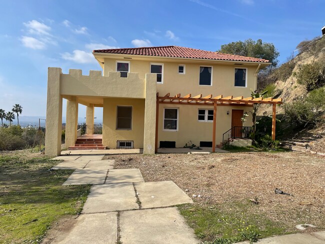 Building Photo - 1220 E Providencia Ave