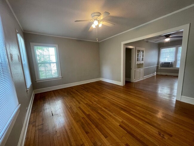 Foto del edificio - Charming Down Stairs Apartment In South Highland