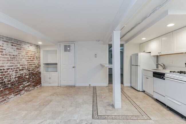 Building Photo - Sought-after 1Bd/1Bth lower level in GT!