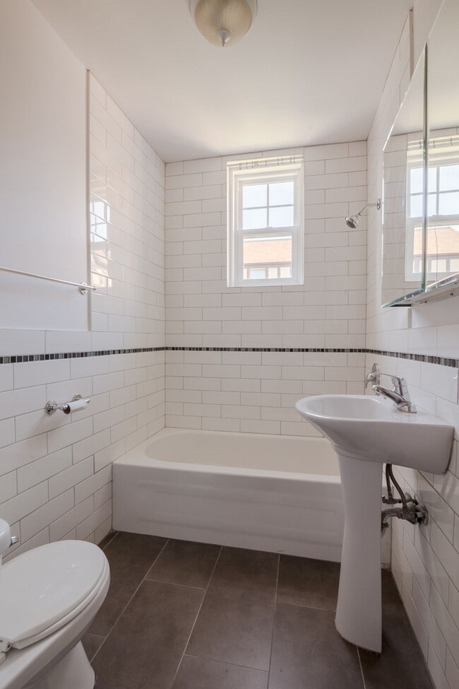 Building Photo - 4715 Chem. Queen Mary