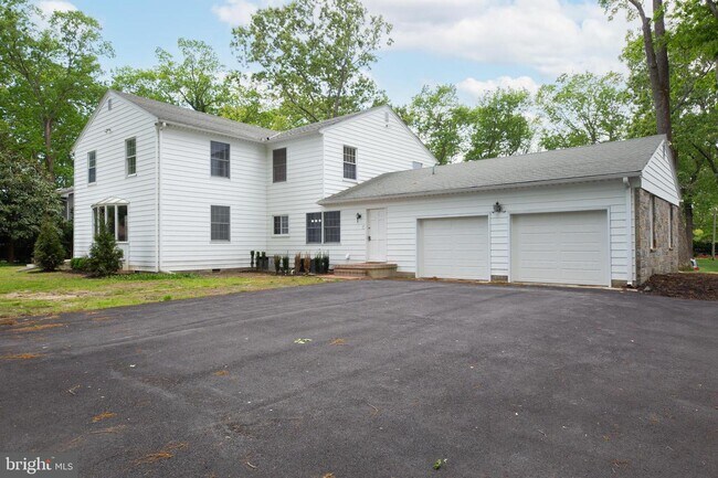 Building Photo - 213 Knoll Dr