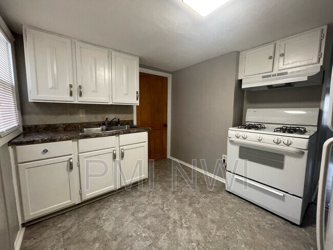 Building Photo - 5542 Mulberry Ave