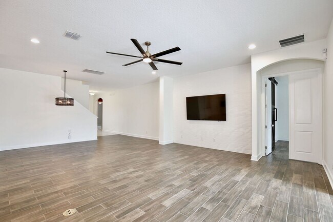 Foto del edificio - Elegant 5-Bedroom Pool Home for Rent in Sa...