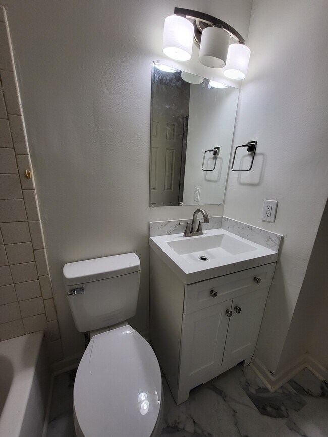 Full bath upstairs - 1312 Acklen Ave