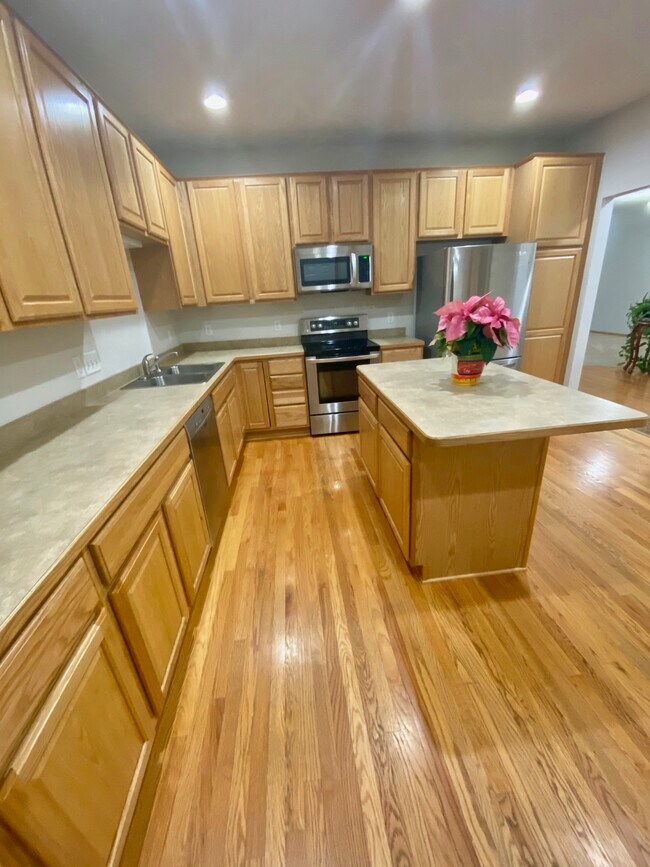 Spacious kitchen with plenty of storage - 17606 Glasgow Way