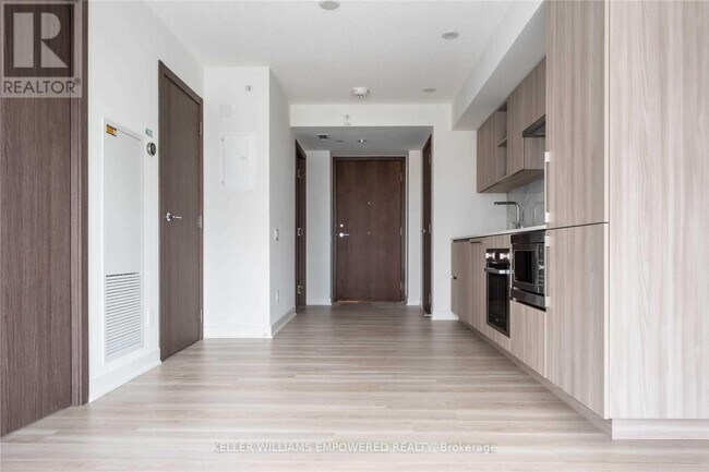 Building Photo - 17 Bathurst St