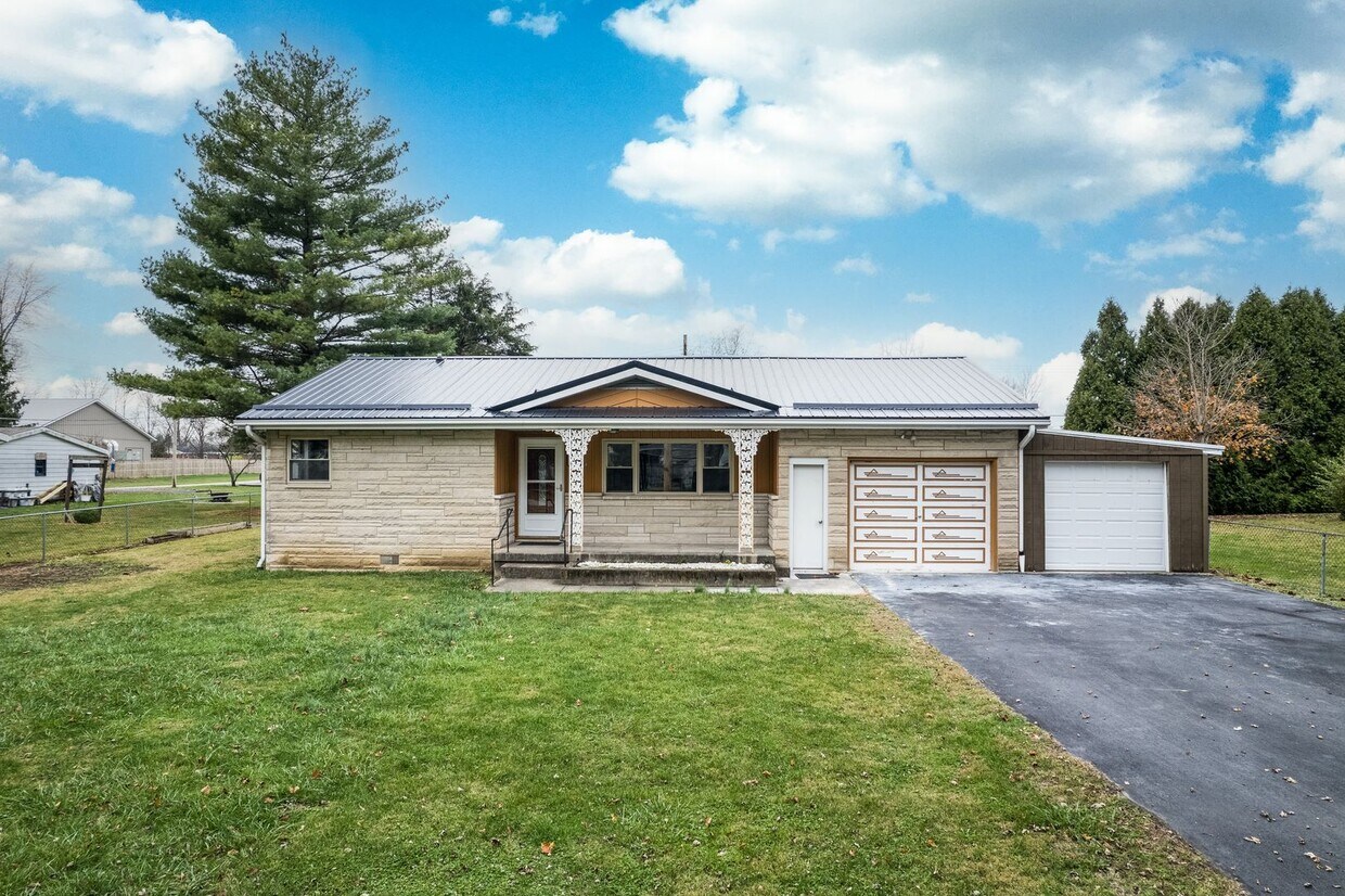Foto principal - Charming 3-Bedroom Ranch Home for Rent
