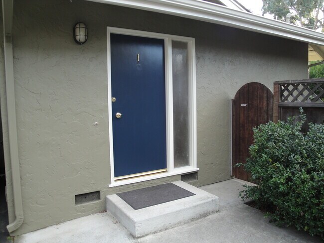 Building Photo - 2331 Pauline Dr