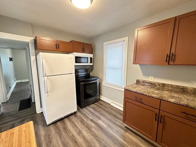 Building Photo - 3 Bedroom House $800 AC, Laundry, off stre...