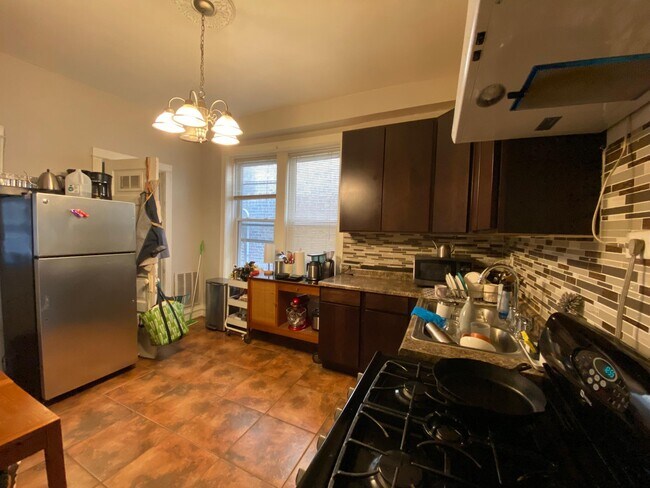 Foto del edificio - 2446 W Haddon Ave