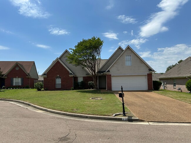 Photo - Bright open 3BR/2ba with bonus, 1900 sq feet!  Pets are owner's approval, fees apply. House