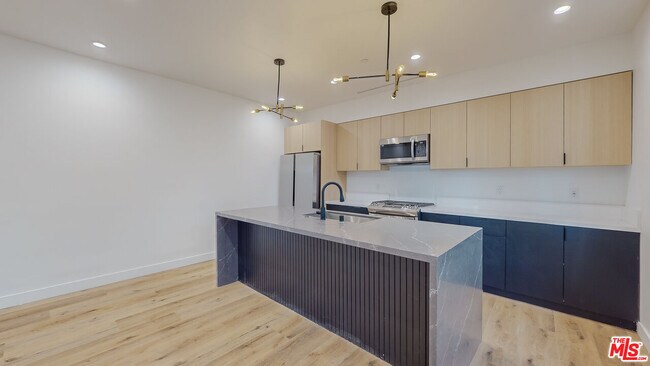 Foto del edificio - 841 N McCadden Pl