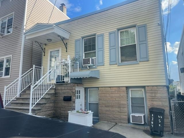 Primary Photo - 1307 44th St