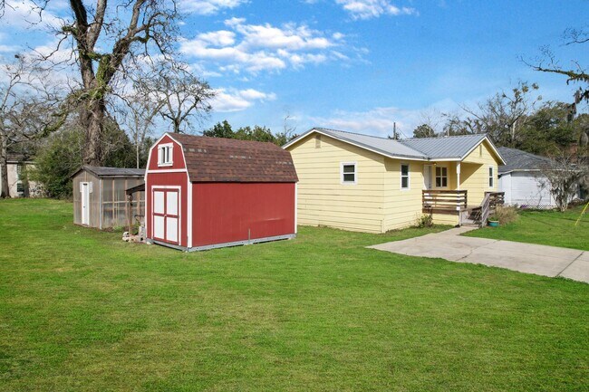 Building Photo - 3 bedroom 1 bath house in Midtown availabl...