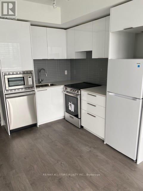 Building Photo - 501 Yonge St