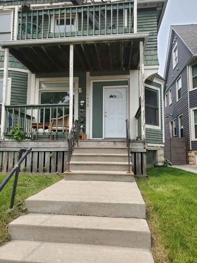 Building Photo - 1655 N Van Buren St