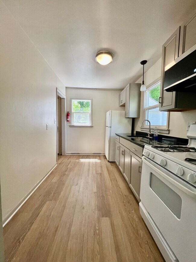 Building Photo - Two Bedroom Home in Kalamazoo